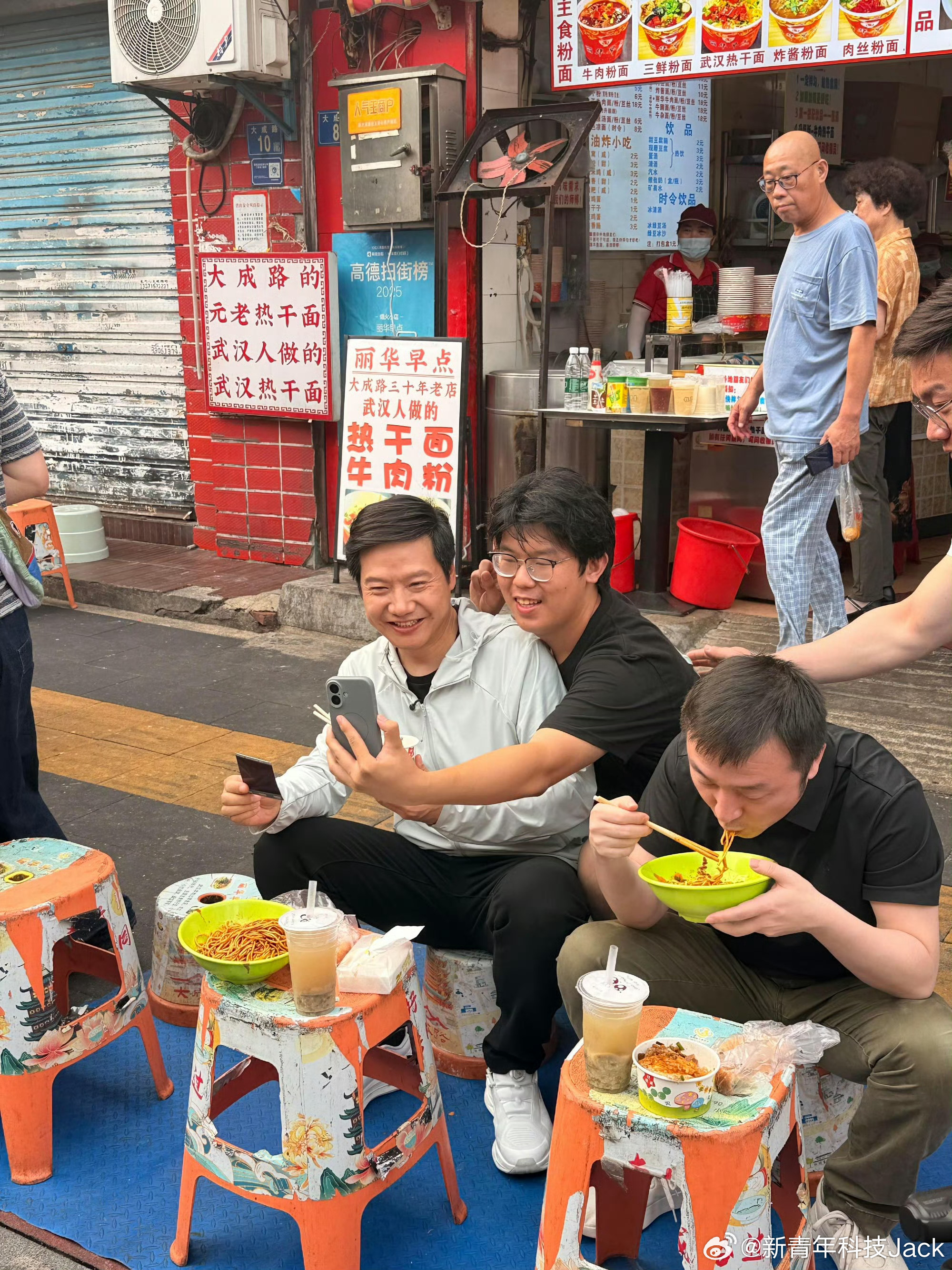 雷军在武汉过早刚刷到有人碰到雷军在街头吃热干面，贴这么近合影笑死哈哈哈看了下微博