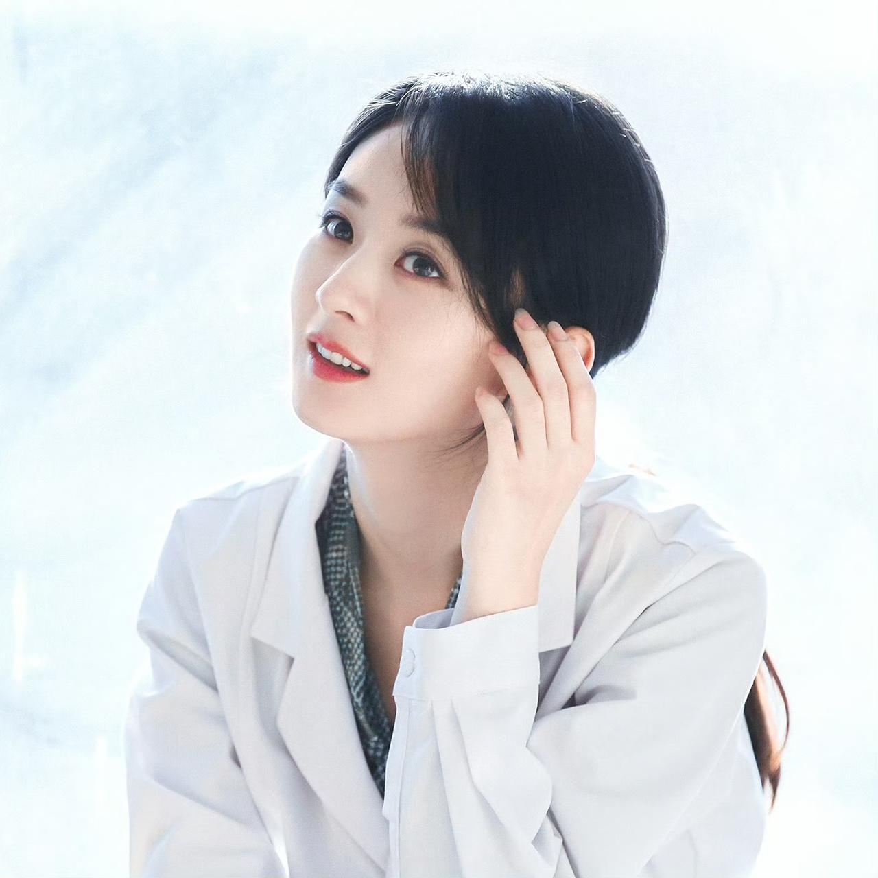 赵丽颖的沈雨，永远有让人反复心动的瞬间。
 
当她穿上白大褂，在晨光里温柔地抱着