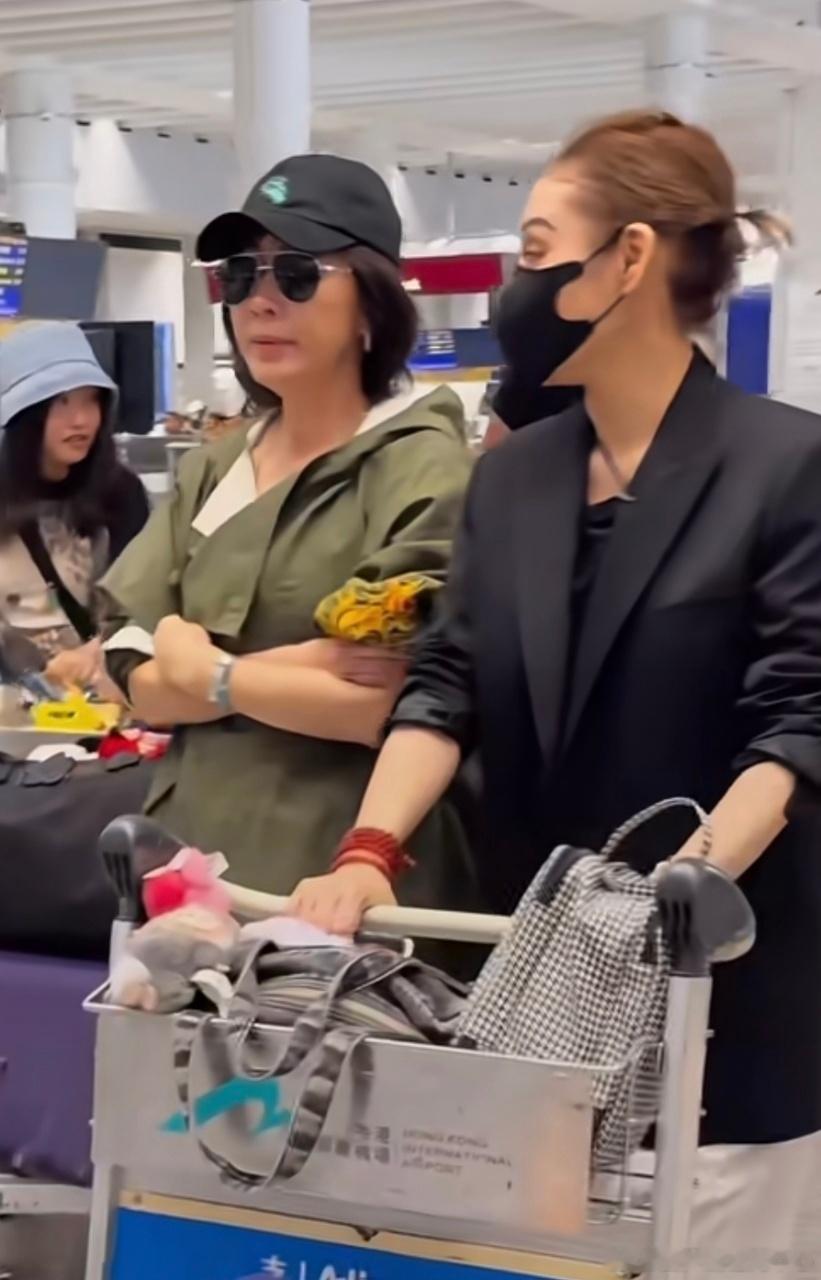 刘嘉玲说宁静很有女人味 谁懂啊！宁静哪是会做饭，简直是厨房王者！切菜哐哐响、颠锅