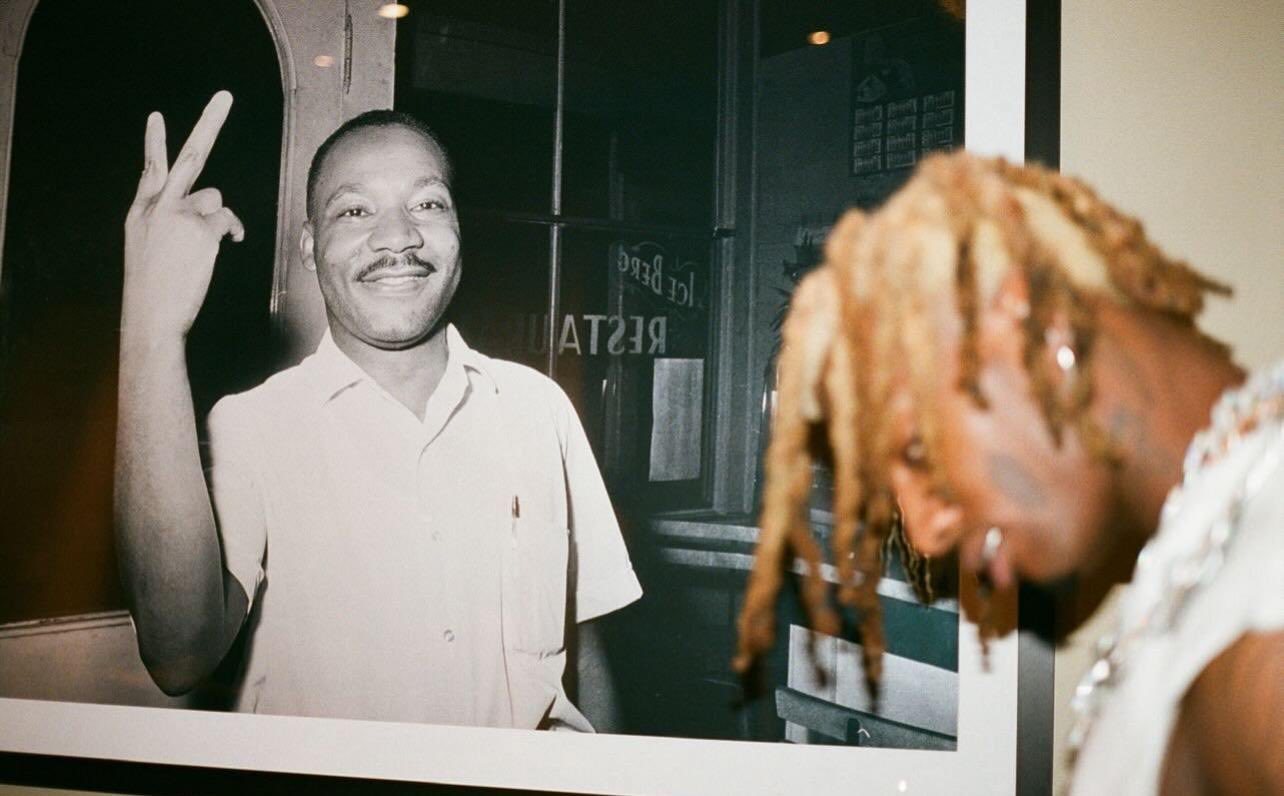 Playboi Carti 在马丁·路德·金画像前拍照（2019） 