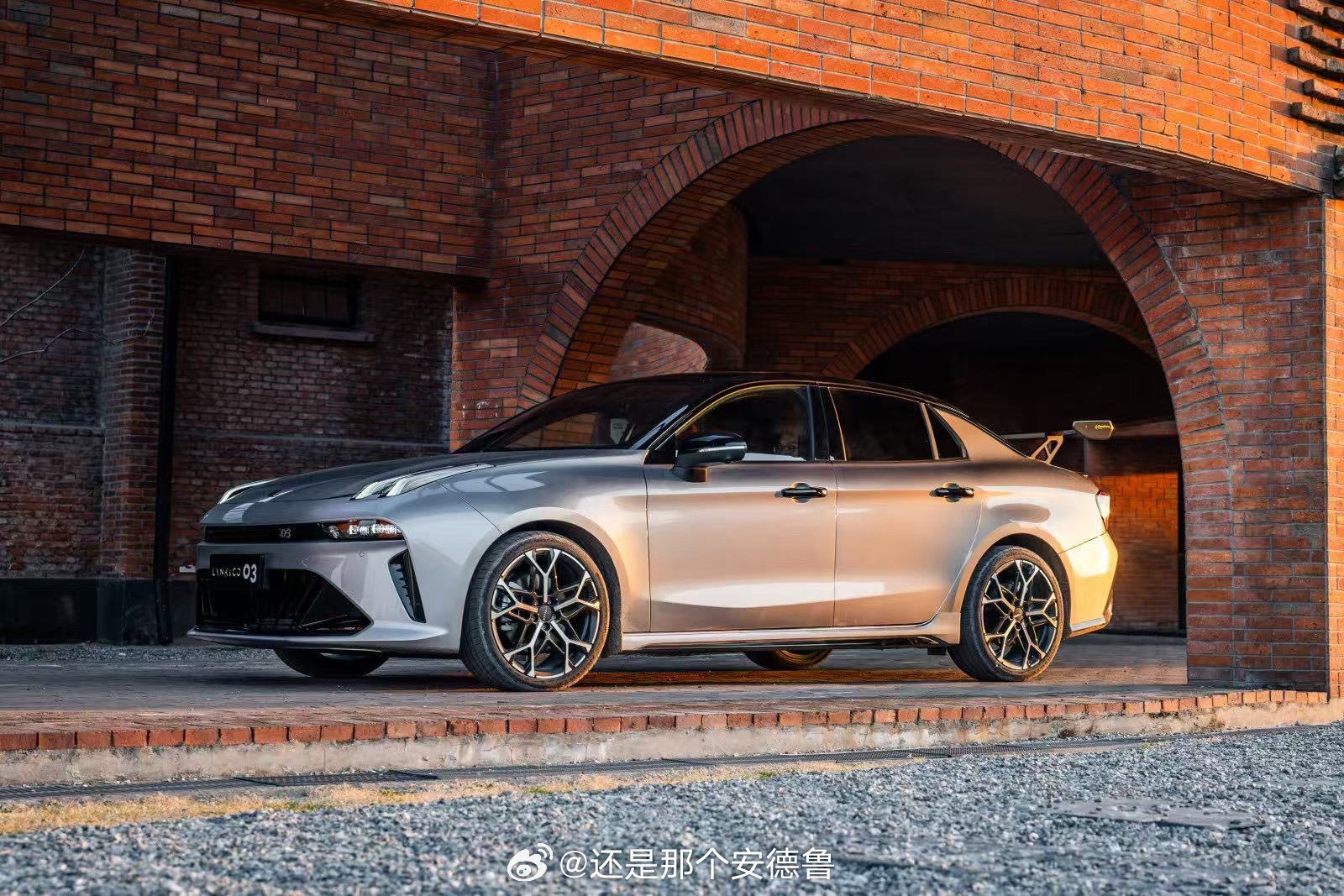 3月5日，第三代领克03大尾翼版正式上市，官方指导价15.98万元，三月购车可享