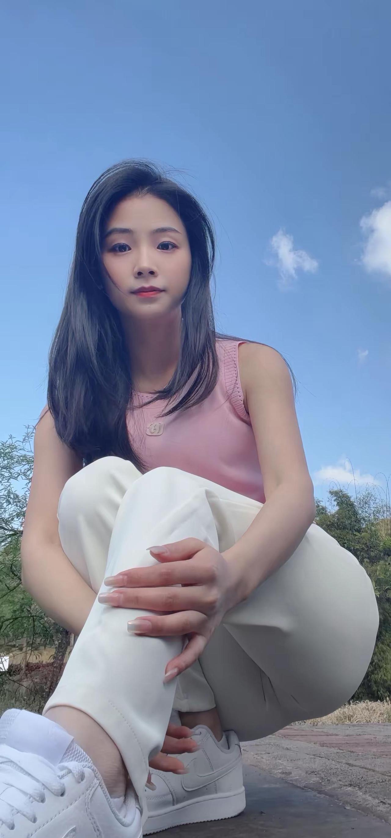 处处不提爱 处处皆是爱 爱你的人是先低头 ，为你服软，从不责怪 ，因为比起输赢他