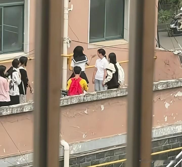 小女生被多人连续扇耳光后续，真实场景被曝光！
昨天晚上，令人痛心的一幕在全网刷屏