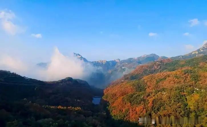 黄土岁月里的平凡微光
 
       《平凡的世界》是镌刻在黄土地上的时代史诗
