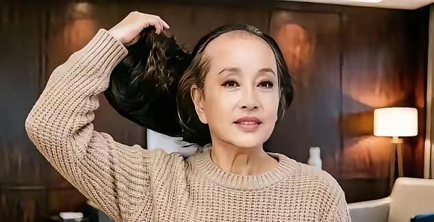 你们认识她吗？
她怎么大变模样了，看着怪吓人的，她的头发都是白了，身材很有料，她