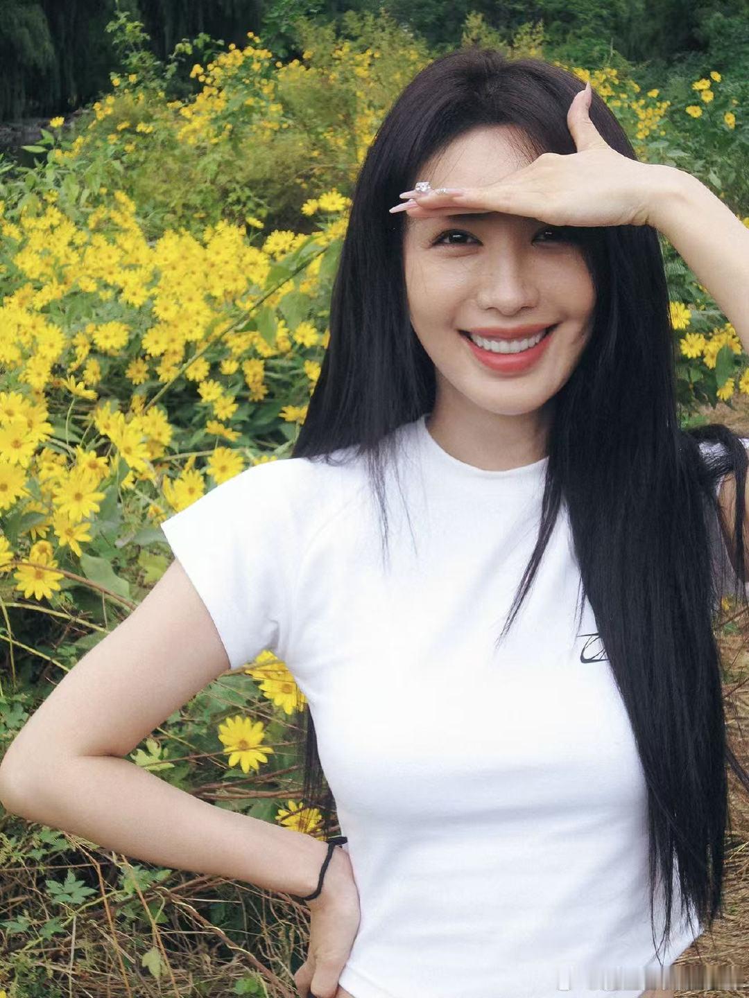 李菲儿为了看秀特意换了新风格 这组照片太会拍了，每一帧都好有感觉。李菲儿最近拍的