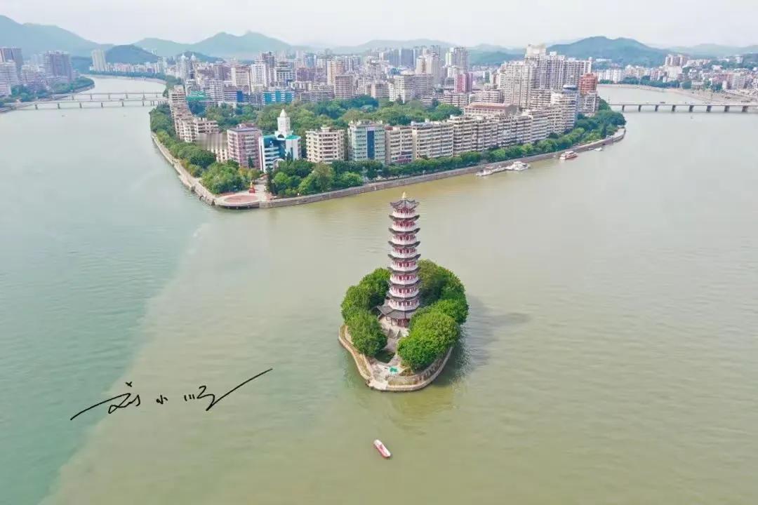 广东省面积第二大的城市是韶关，在广东省内仅次于面积排名第一的清远。

韶关的面积
