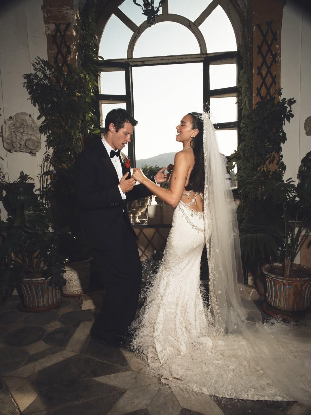 Dua Lipa在社交平台分享与Calum Turner婚礼当日美照