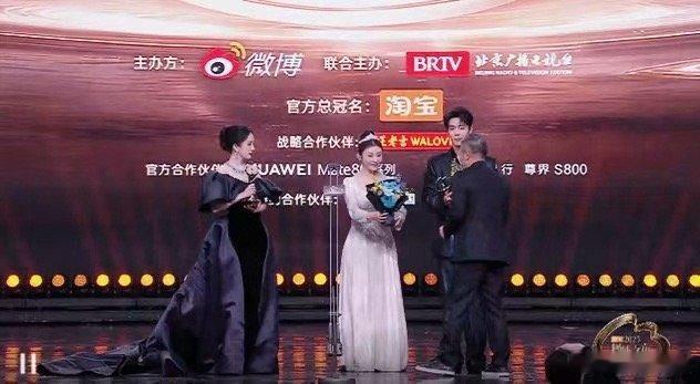 肖战杨幂同台领奖肖战杨幂同框领奖肖战杨幂同台领奖，恭喜，绝了绝了 