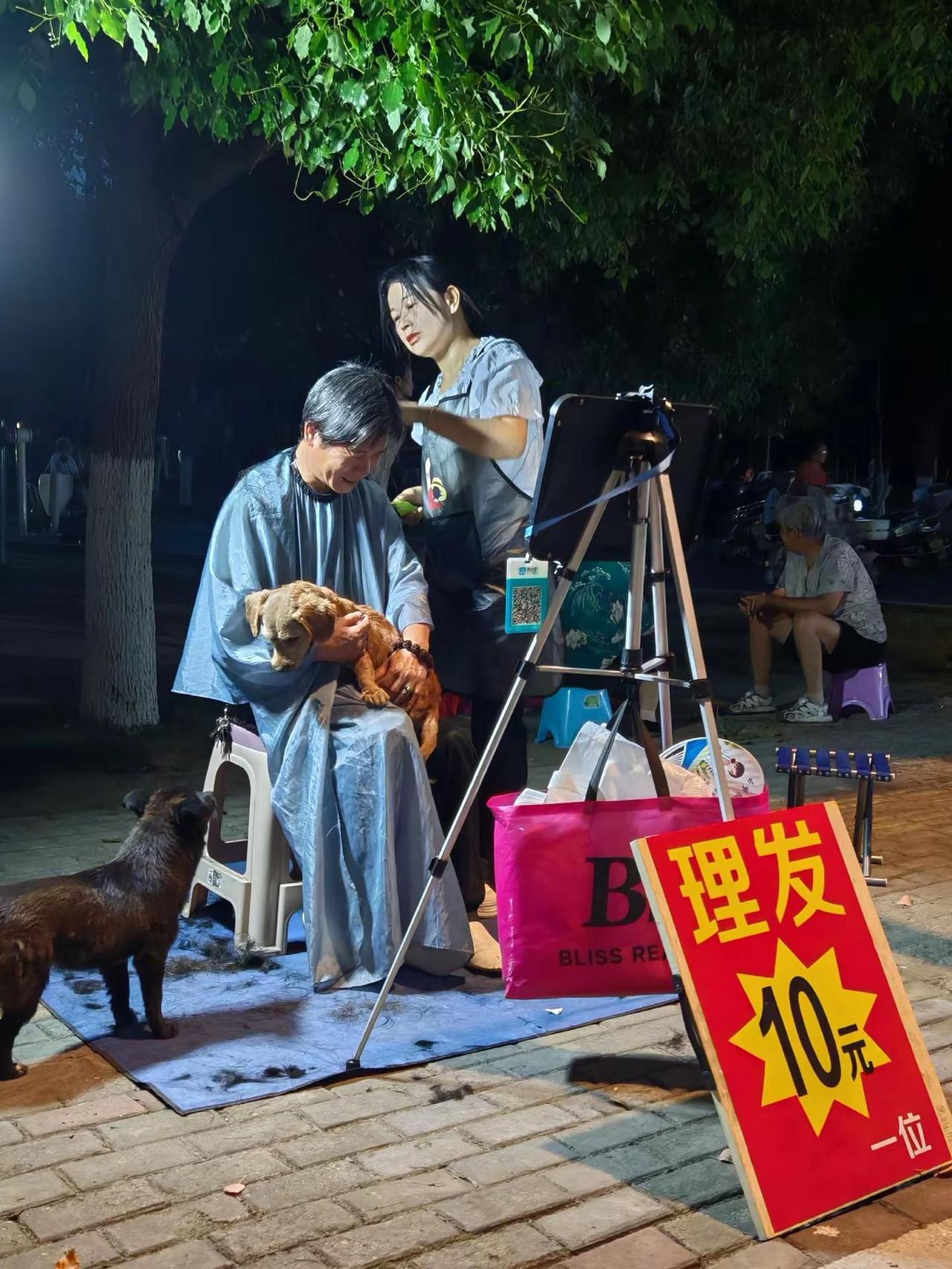 云梦吳禄贞体育公园夜市。夏日的古城云梦，吳禄贞体育公园格外热闹，打球的，跑步的，