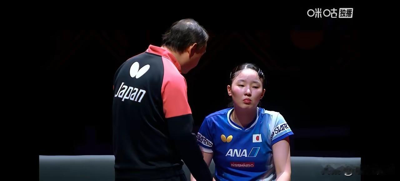 这父女俩输得不知如何总结了。刚刚才输给王曼昱，这次又输了，张本美和父女俩都很落寞