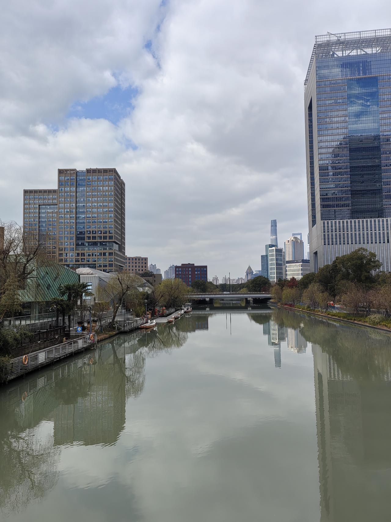 新一代中国人有文化有知识，大都是国内清华北大毕业，获美国名校的博士学位，理应在美