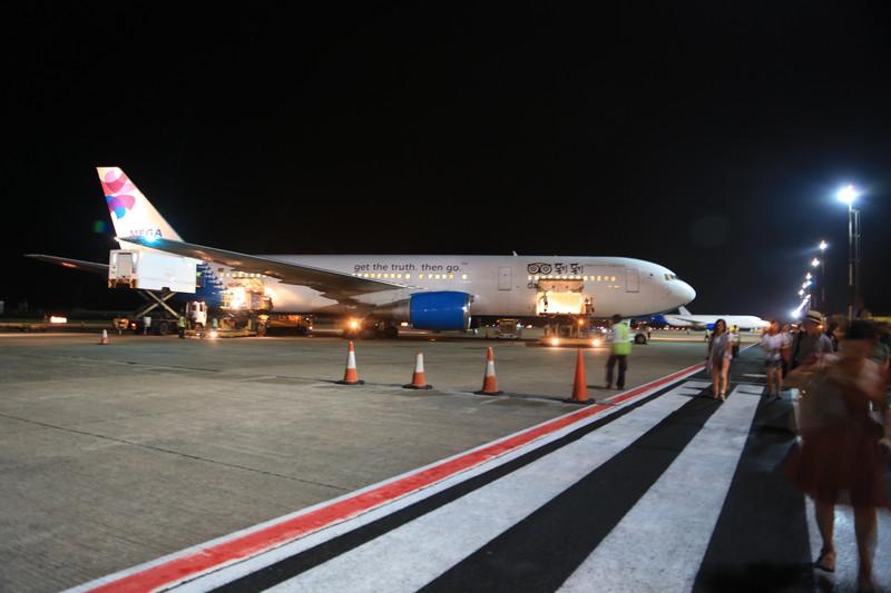 凌晨三点被飞机吵醒，我气得骂了一句，没想到儿子回了条微信：“妈，刚落地，咱家上空