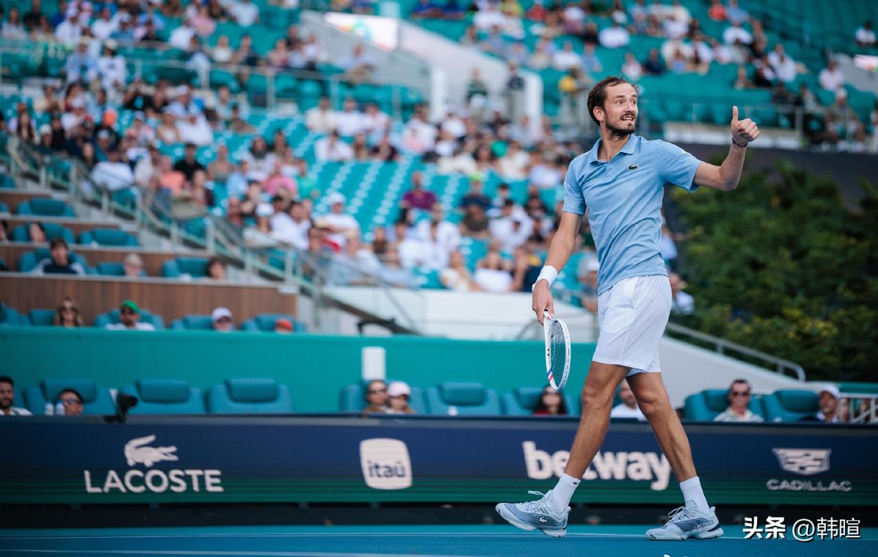 不忍直视啊[捂脸]正在进行的一场迈阿密大师赛男单第三轮比赛，梅德维德夫首盘状态全
