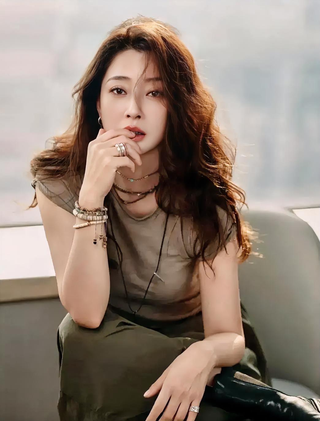 卷发轻垂肩头，

手托腮边静默。

珠链腕间轻响，

目光温柔如昨。

不喧哗，