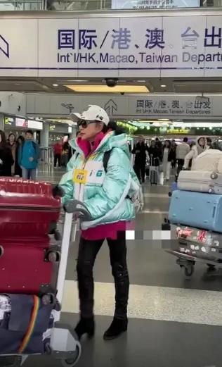 都有话题的女人！[心]


有网友在北京机场偶遇了李小冉、蔡明、刘晓庆、向太几人