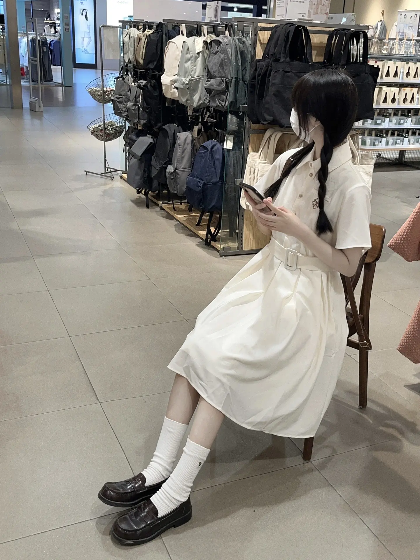 虽然今年没有做新的盛夏服了。但是请出了我们家的优秀代表： 有点子小优雅...