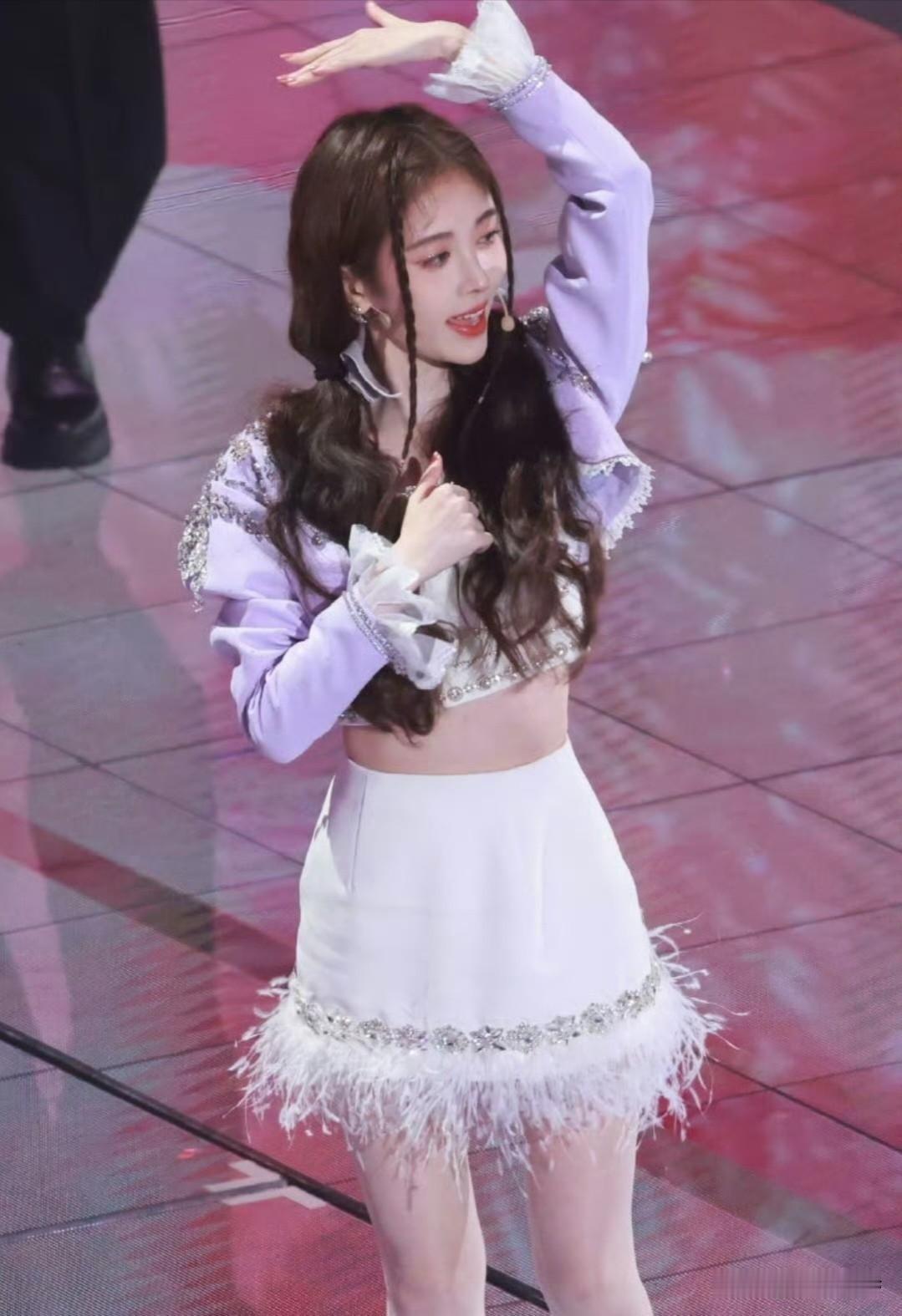 舞台上的她，笑容甜美，舞姿优雅，气质大方自信。你认识她是那位演员吗？