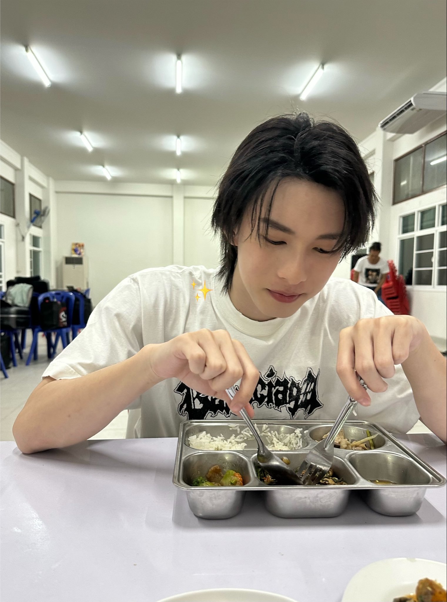 拍了快过半了 终于看到在剧组用餐照 