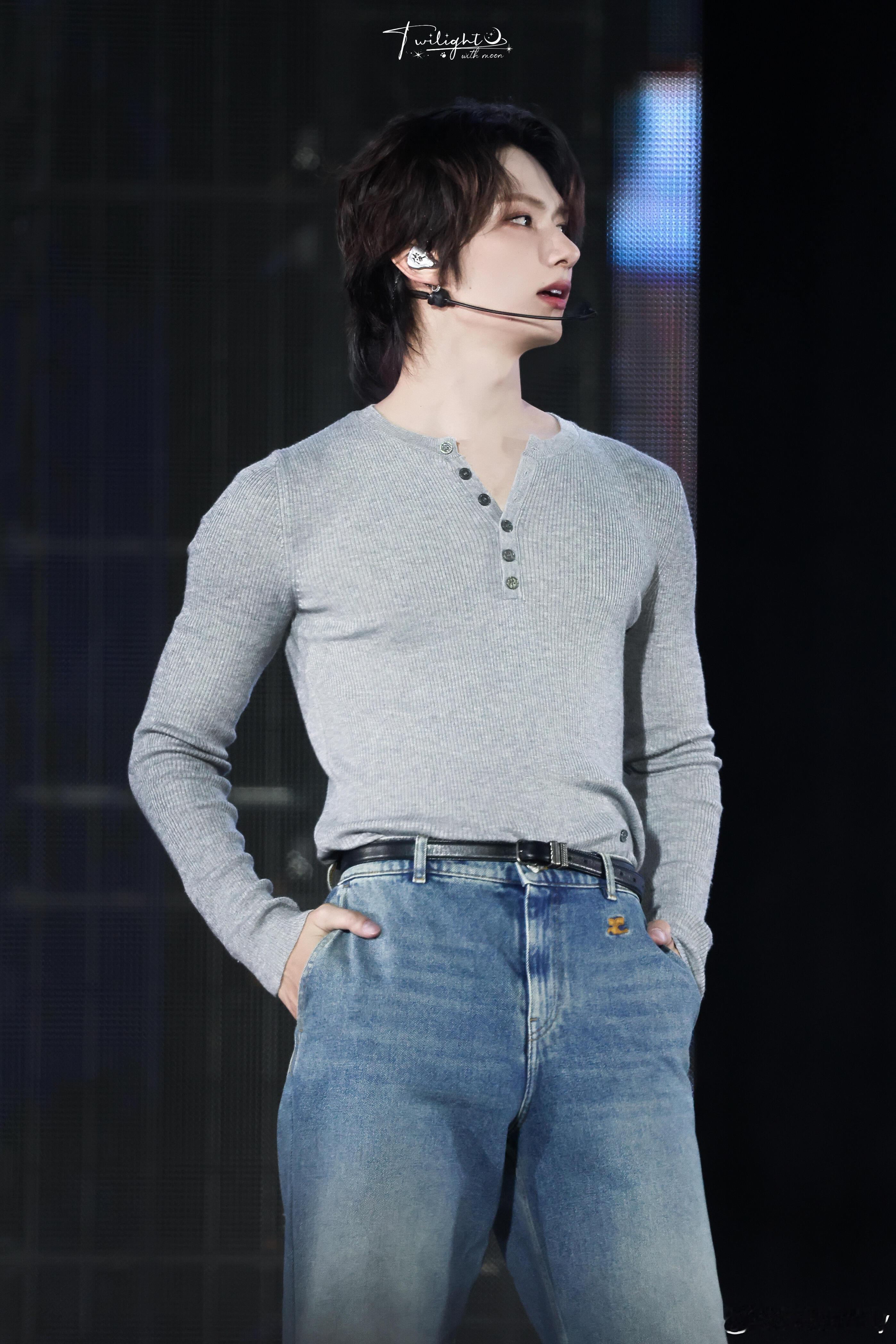 文俊辉演唱会造型｜这紧实的肌肉线条感！文俊辉演唱会造型一则，好喜欢俊演唱会上这身