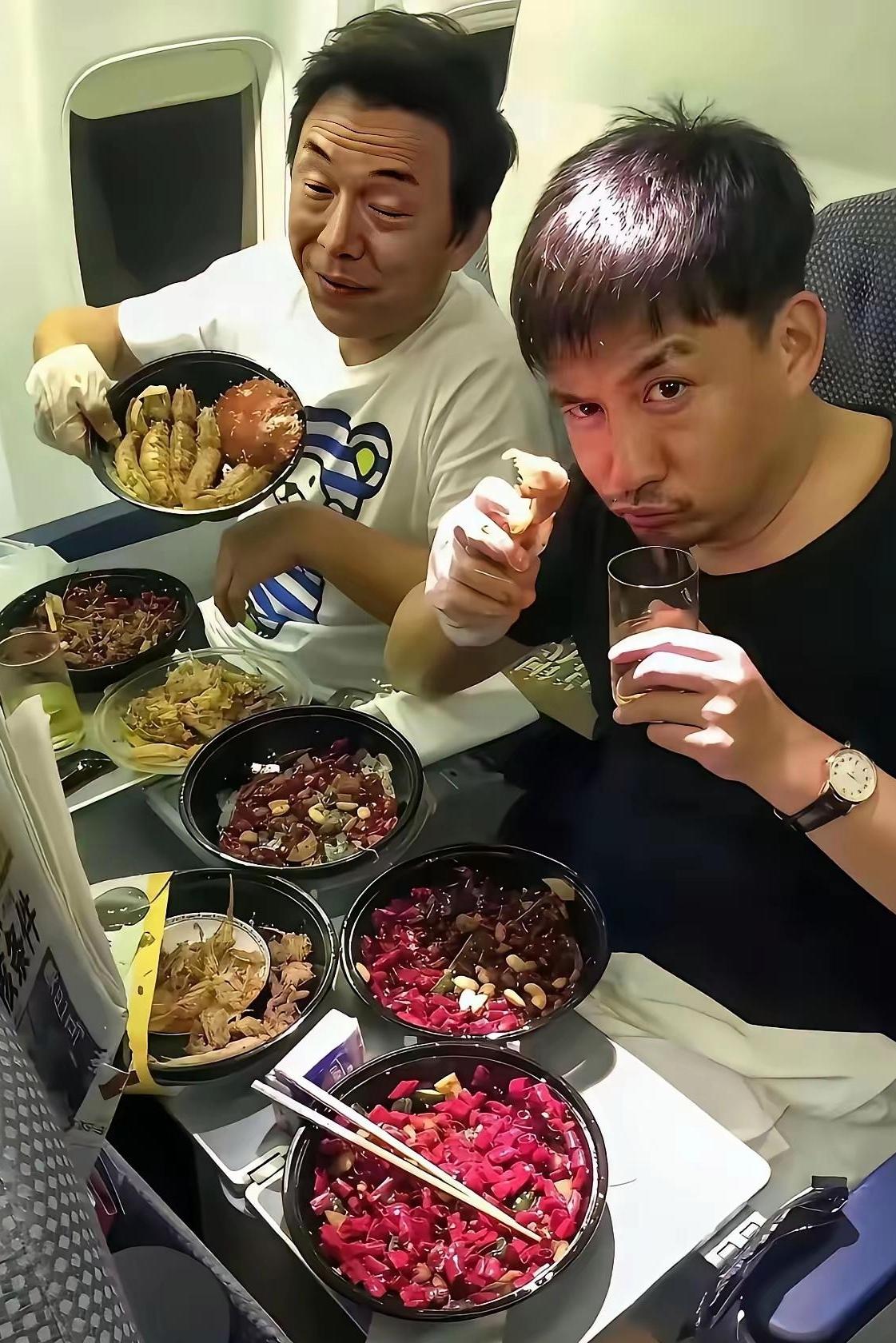 大开眼界！飞机上摆满麻辣小龙虾，到底是怎么带上飞机的？
 
看到这张图我直接看呆