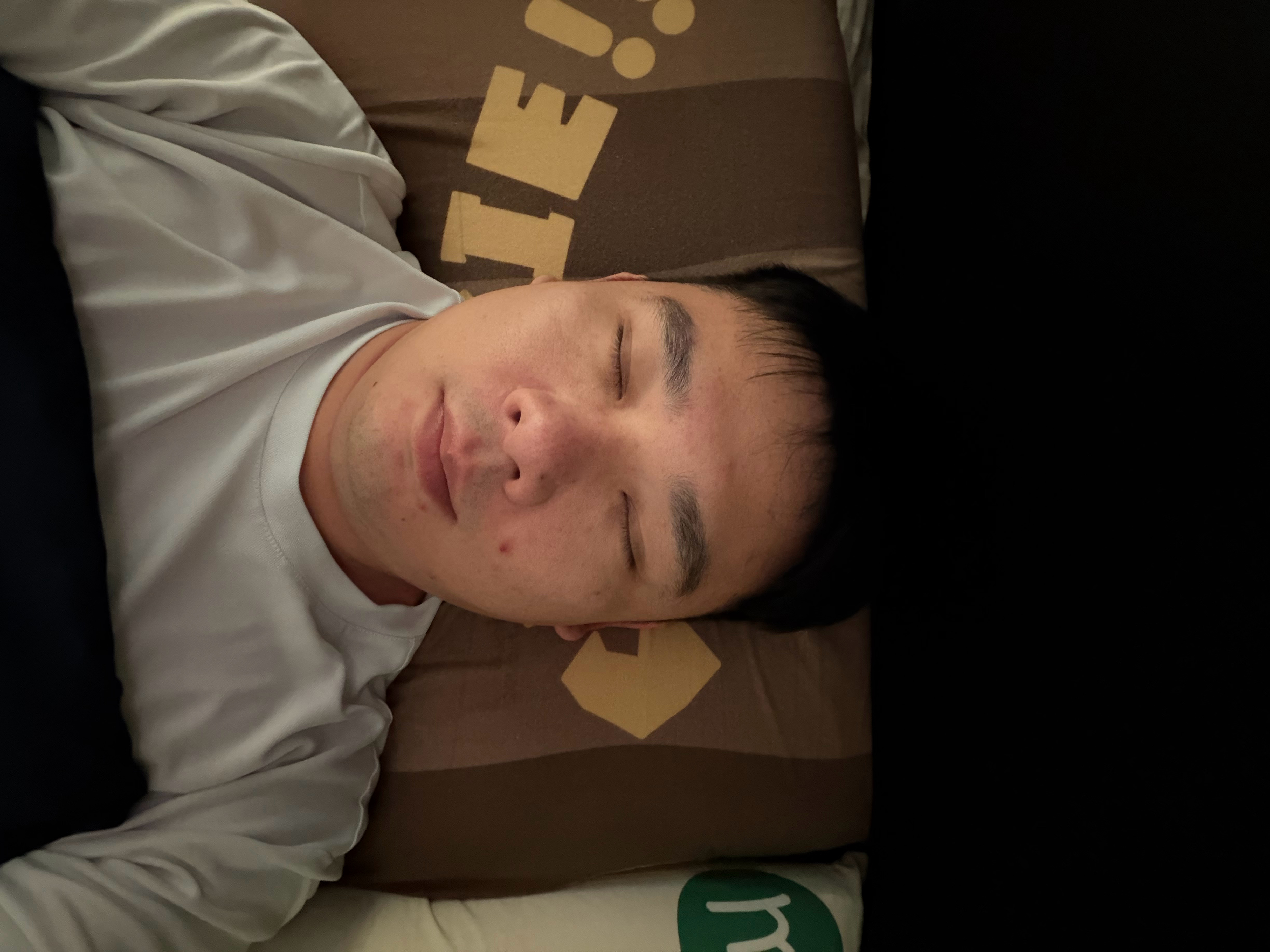 现在美国时间是晚上，不知道罗哥今晚会失眠吗？？？我先失眠了，躺了三小时都没睡着。