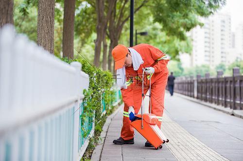 困在“电子镣铐”里的环卫工，比疲惫更痛的是尊严被剥夺

月薪仅2000元的环卫工