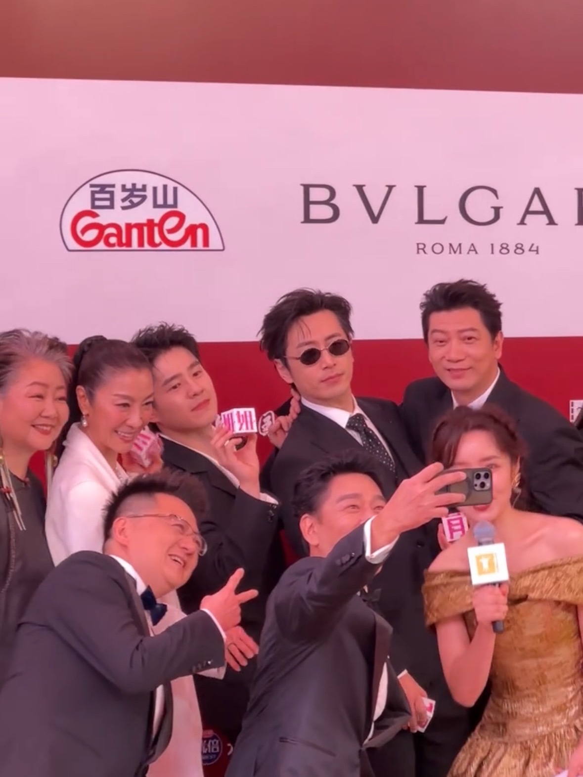杨紫琼也逃不过合照狂魔王耀庆哈哈哈哈哈就没有舅舅搭不上话、合不了影的人，沉稳影后