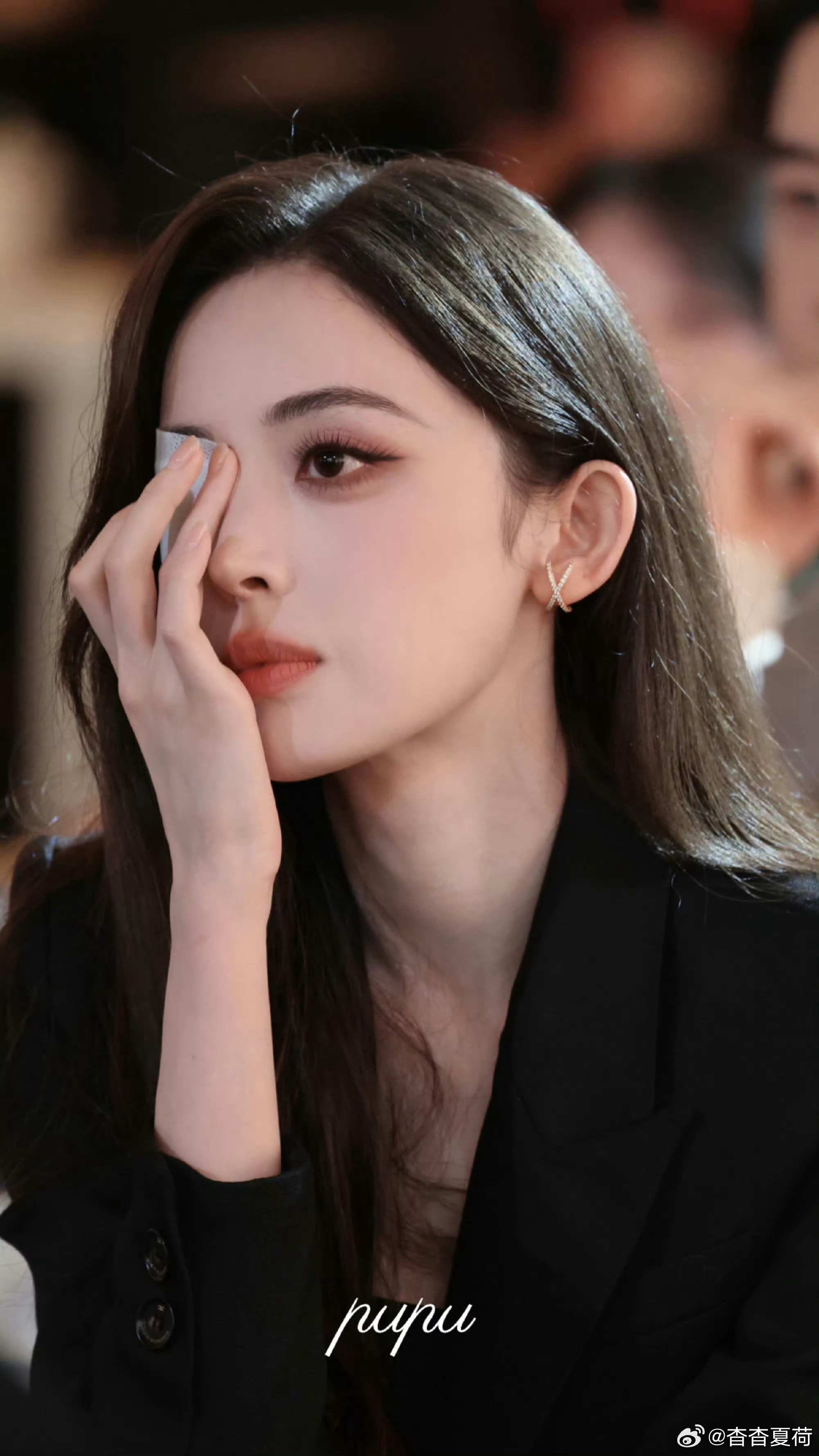 古力娜扎半张脸的杀伤力 侧颜半遮造型美到失语，发丝弱化一半五官，余下的眉眼自带故