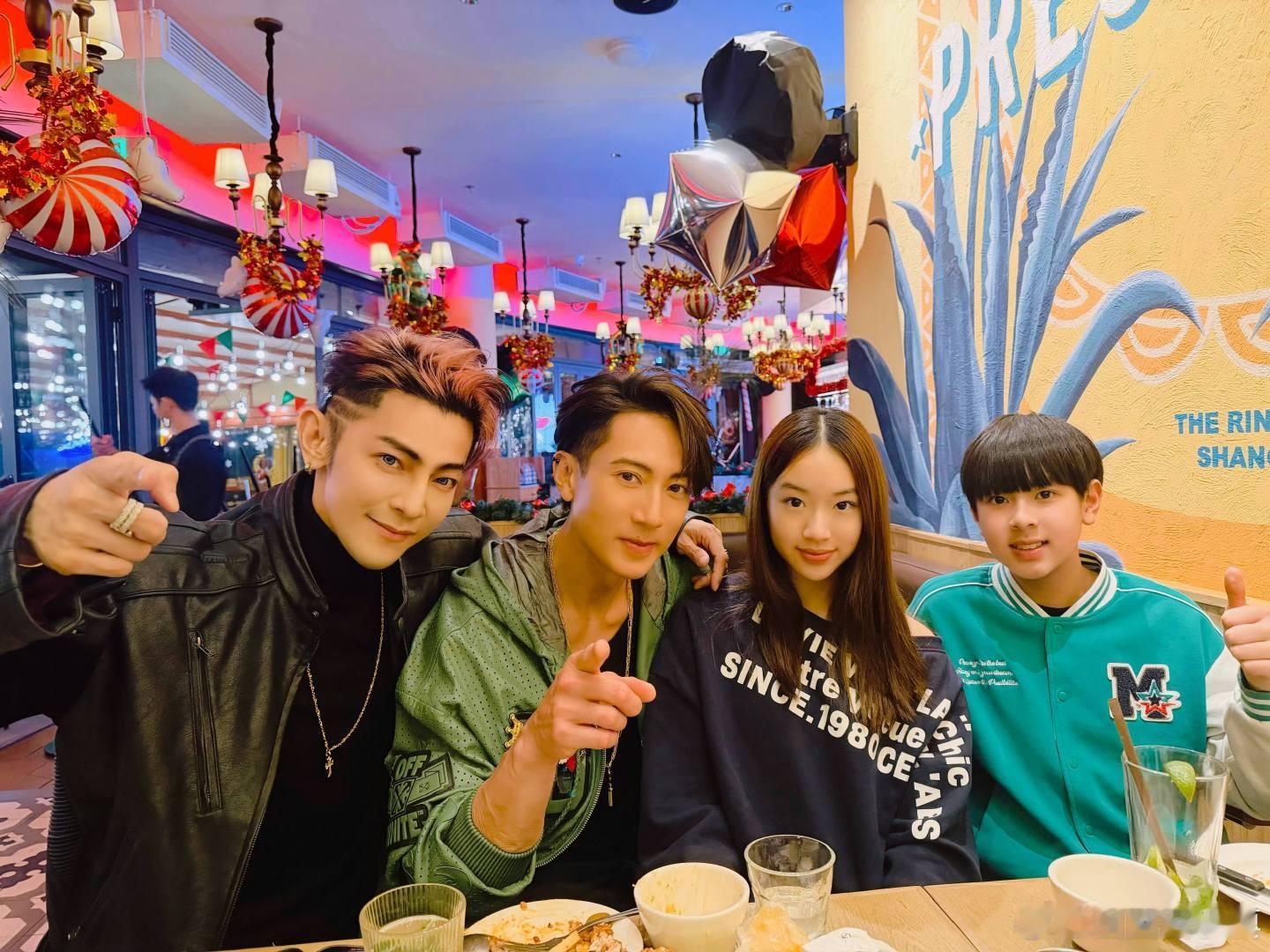 汪东城与吴尊一家过圣诞汪东城和吴尊一家过圣诞 汪东城与吴尊一家过圣诞，有默契的手