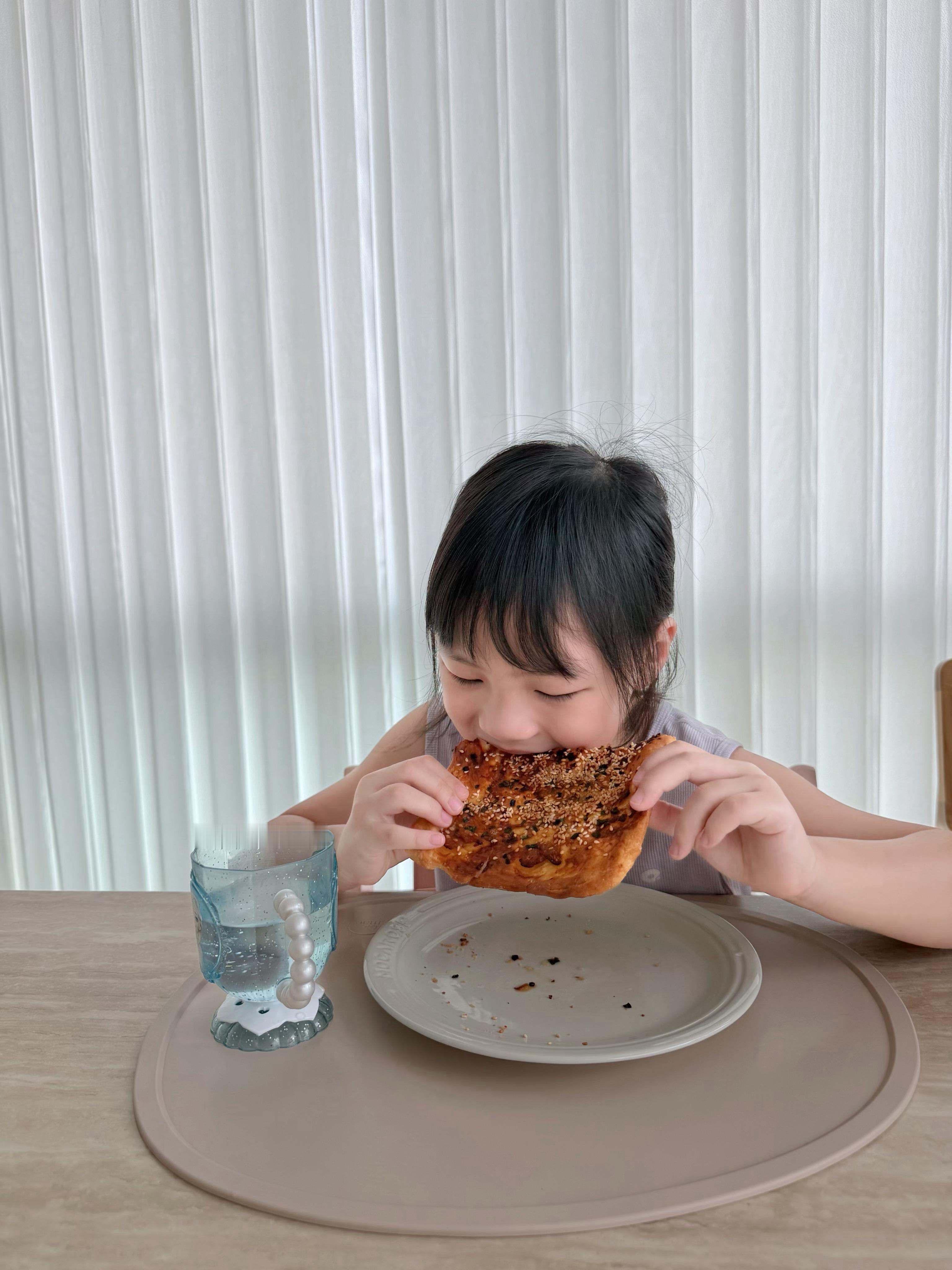 早早早今天的早餐都很顶阿丘吃的这个鲜肉大饼她很喜欢这种咬起来薄薄脆脆会掉渣的饼我