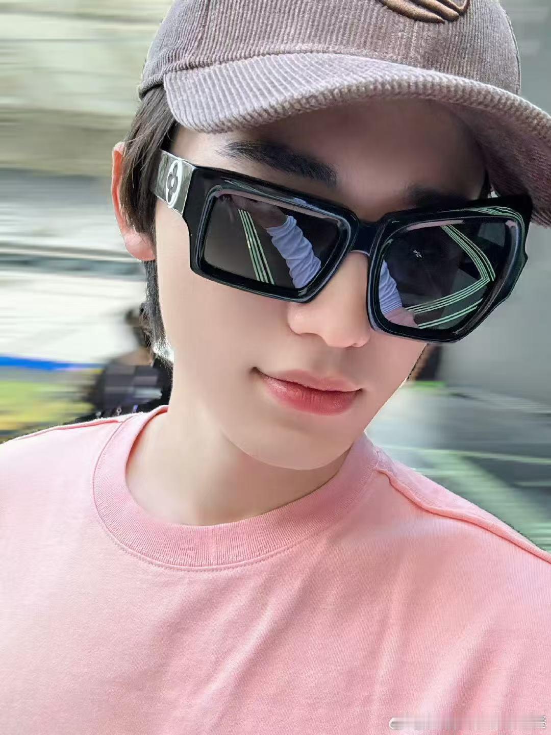 宋亚轩好特别的墨镜 是今日份彩排的亚轩啊～这个墨镜也太特别了吧！好可爱的亚轩！ 