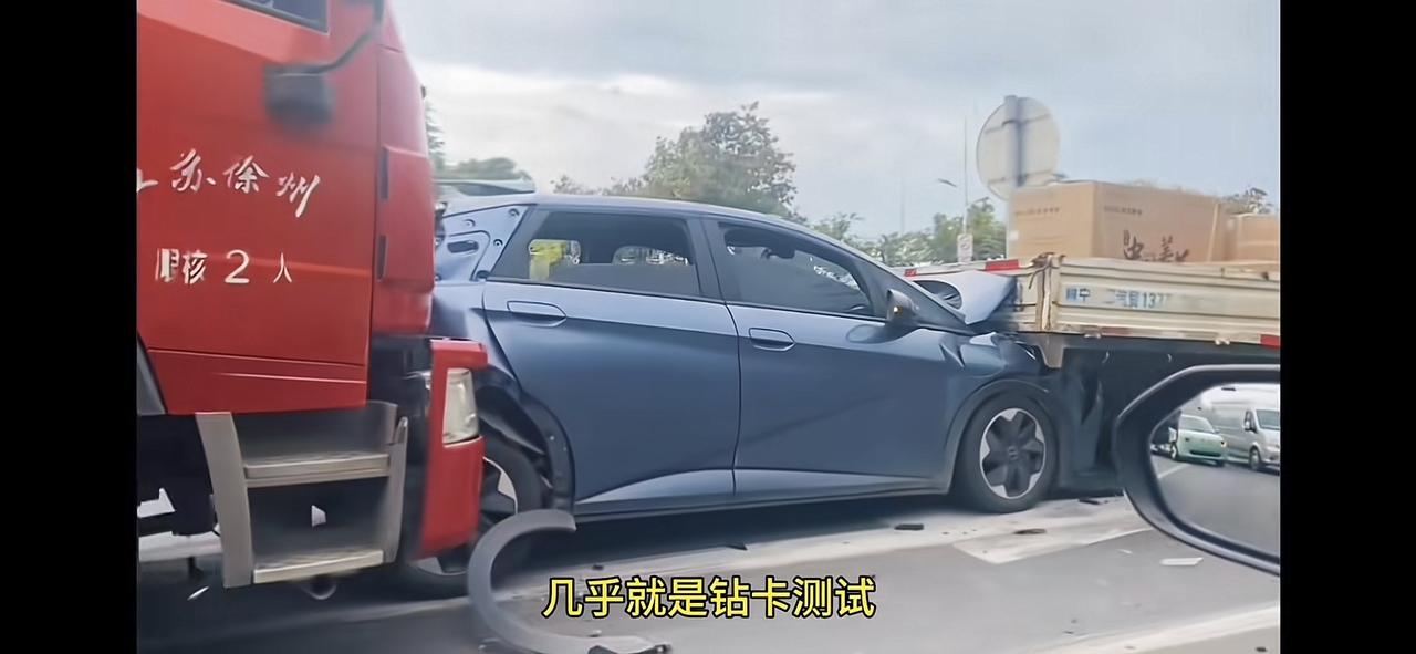 小车就不安全？
比亚迪用良心和实力告诉你
什么叫小而强悍
比亚迪海豚被两辆卡车前