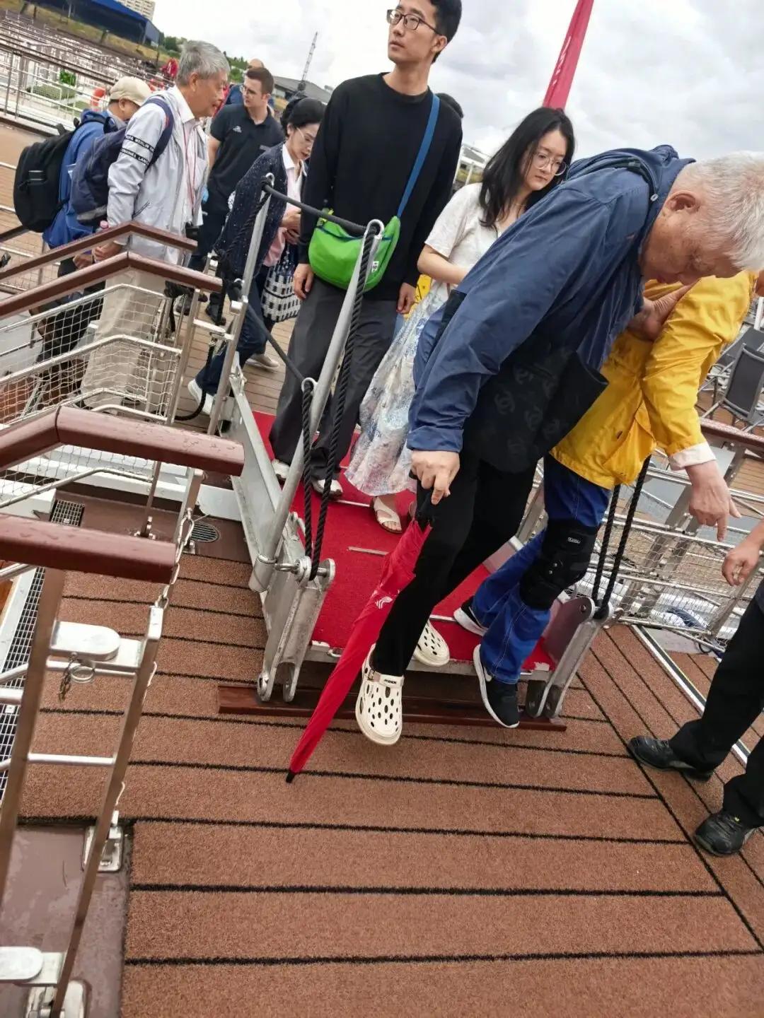 “真折腾，假孝顺！”上海，一女子一家6人，为了给80岁老人祝寿，她花近二十万预订