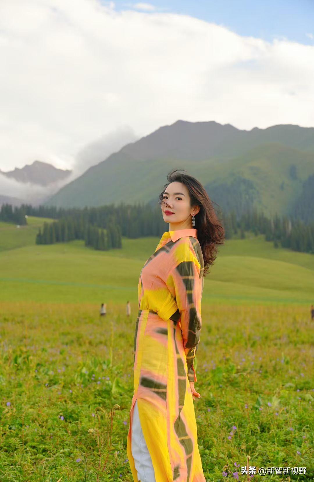 草原上的时尚少女，与自然融为一体