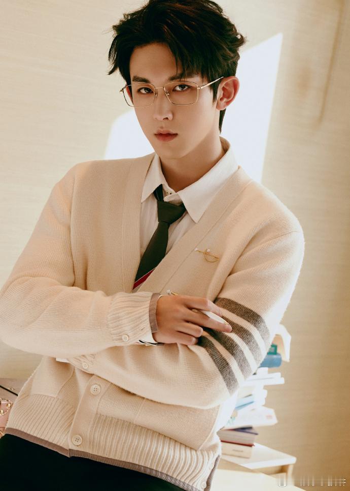 生图暴击！建模脸扛住无修镜头，零瑕疵肤质+眼镜加持的高智感，这颜值权威感直接拉满