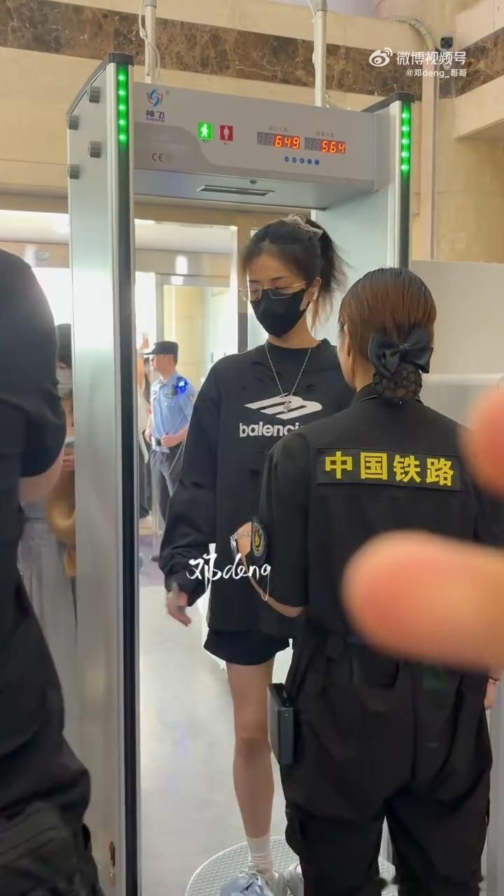 白鹿高马尾出发白鹿出发安阳录制跑男 安阳跑男录制在即，白鹿清爽出发。高马尾是她近