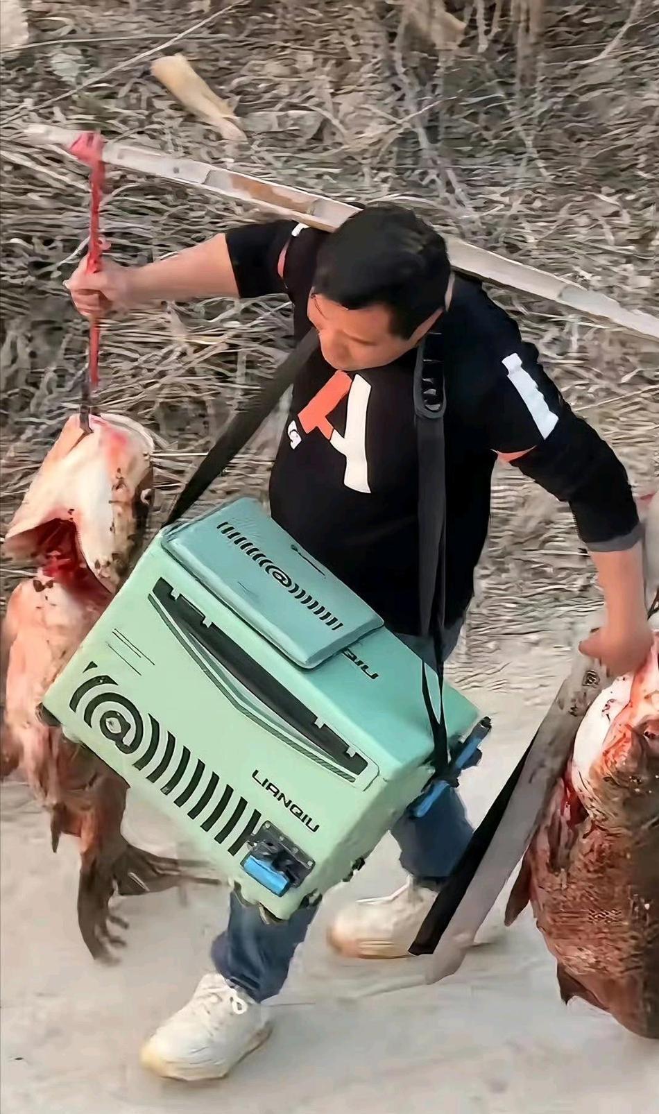 三过家门而不入，
在村里已经转了两圈了…