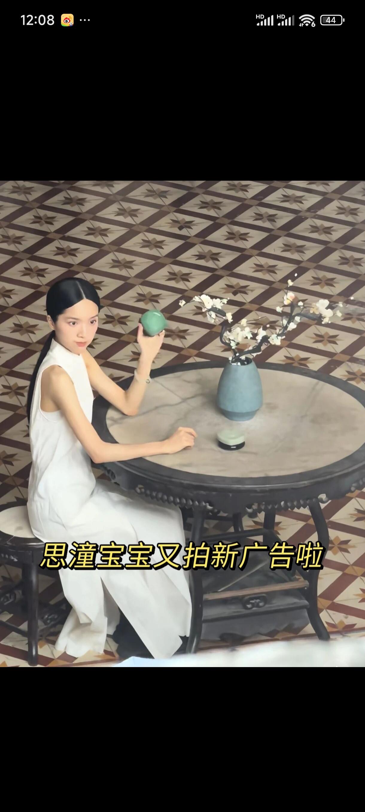 李思潼的大光明造型，
还真是别有一番风味。
《给阿嬷的情书》才上映两个月，饰演谢
