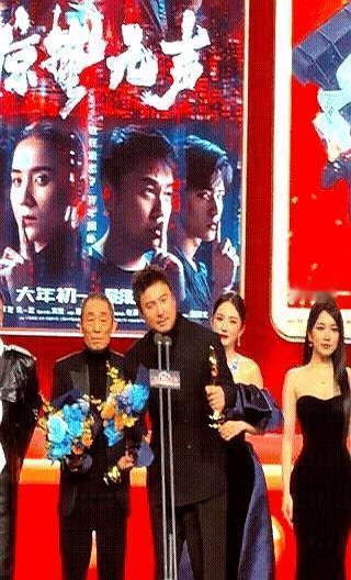 沈腾弹射起步，补五年扶人旧账
 
你刷到微博之夜现场，沈腾弹射起步冲上台，扶住刚