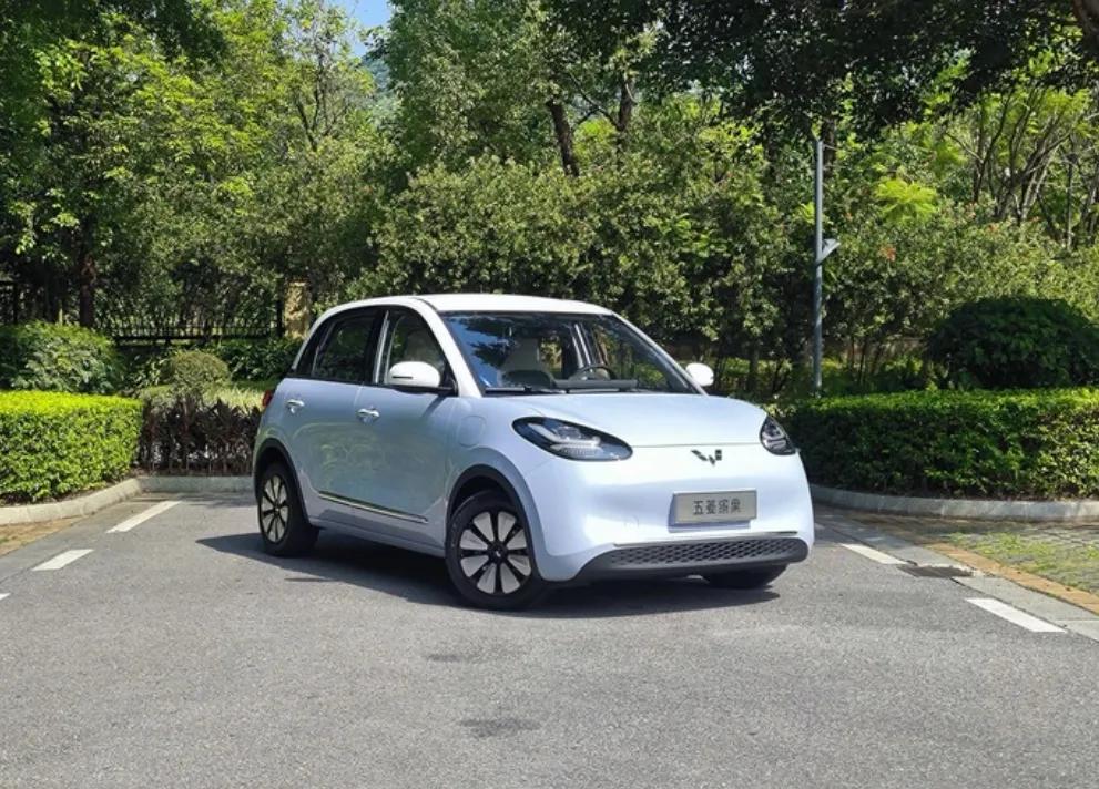 10万不到买的五菱缤果410km版本，到底好不好开？
先来看外观。我选的是清风蓝