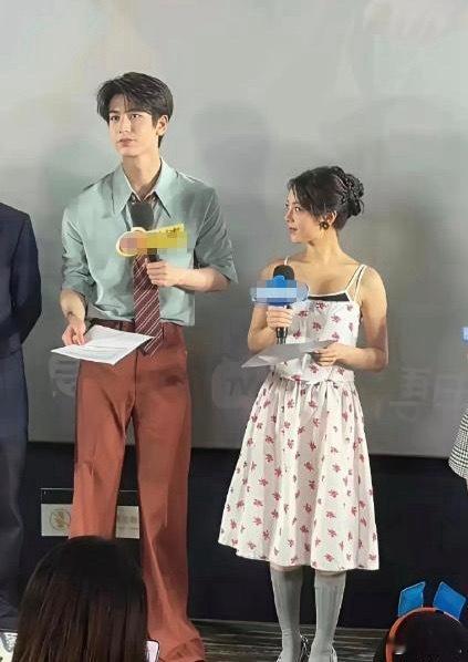 赵今麦终于舍得把这双丑袜子给脱了，搭配裙子是真的一点儿也不好看 