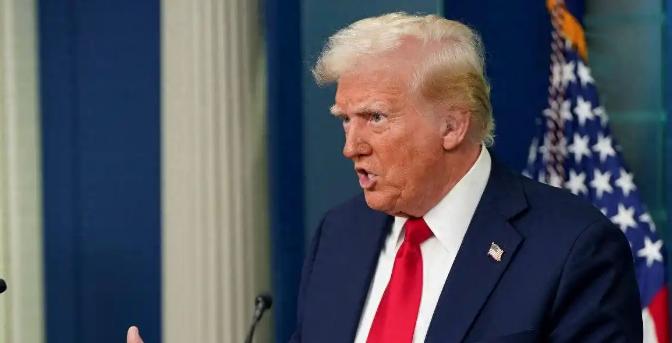 又是国家安全？特朗普故技重施，对中国下狠手！
【观察者网】据彭博社和香港《南华早