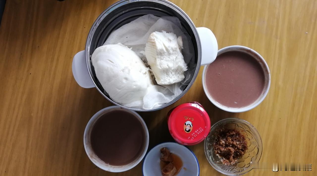 早餐吃的馒头、红豆汁，外加腐乳和香醋蒜瓣。
红豆汁和蒜瓣都是自己做的，只有馒头是