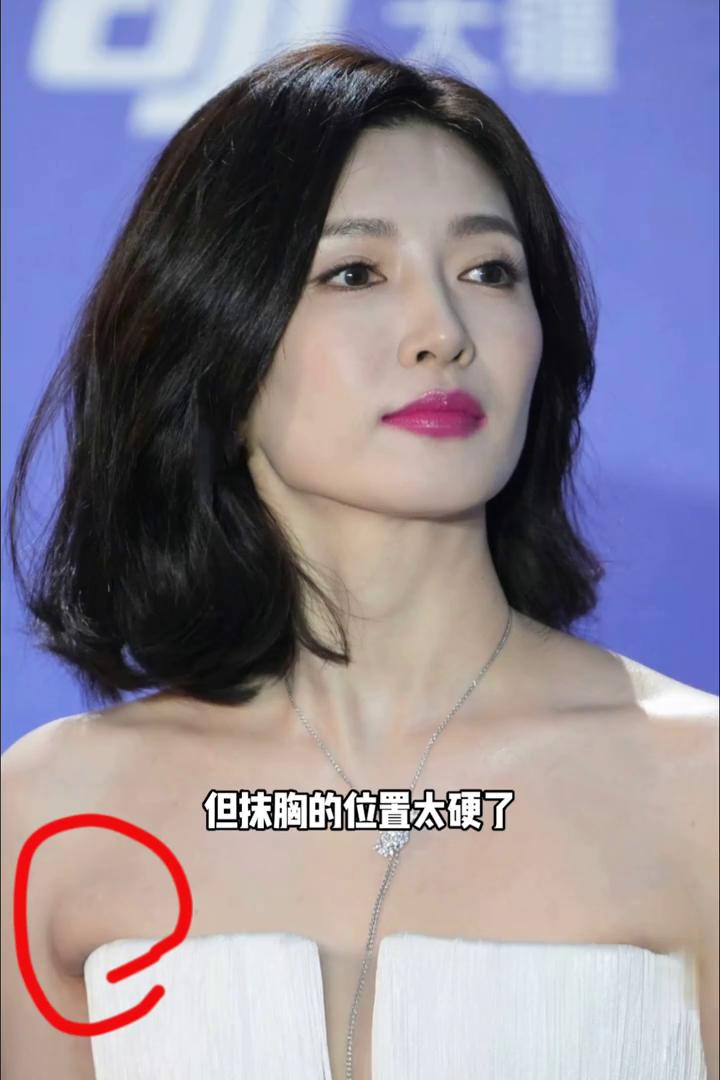 2026北影节红毯穿搭造型盘点(三)。
江疏影变的这个新发型明显时尚度提高了。衣