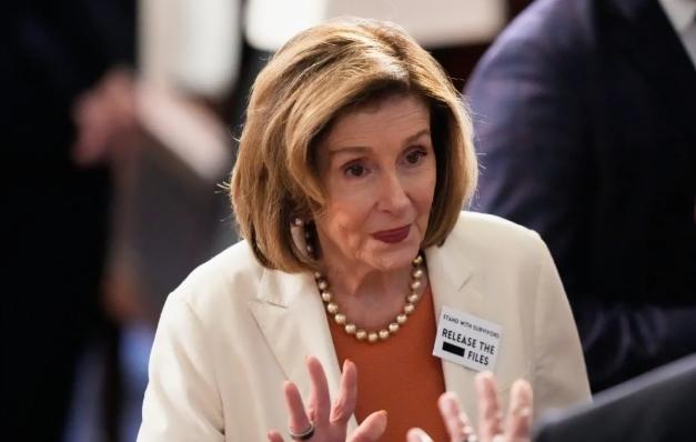 被特朗普点名了，佩洛西：我站起来了啊
美国总统特朗普2月24日晚在国情咨文演讲中