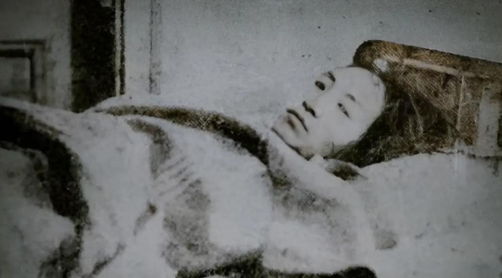 1935年11月22日清晨，赵一曼在珠河县春秋岭小西北沟的农舍中陷入昏迷——右腿