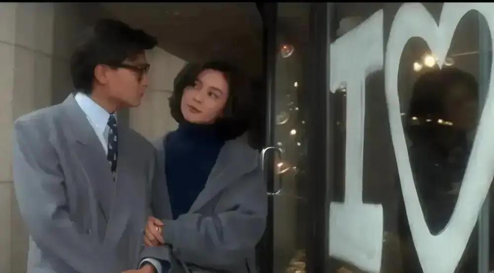 周润发在《赌神》里一出场就自带光环，梳大背头、叼牙签、披黑风衣，走路带风。

1