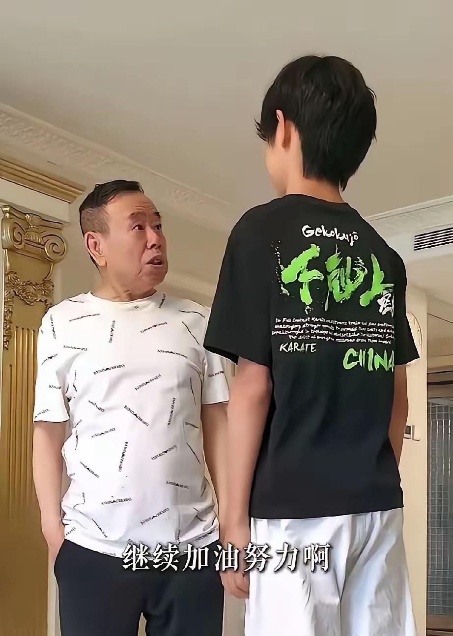 外孙的身高成了潘长江的心事！

提起潘长江，大众最先想到的便是他几十年深耕舞台的