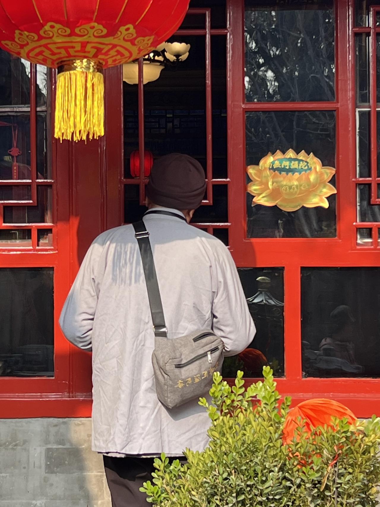 发现没有，国内许多寺庙在悄悄发生变化，法会减少了、法物流通处撤销了、门票不收了、